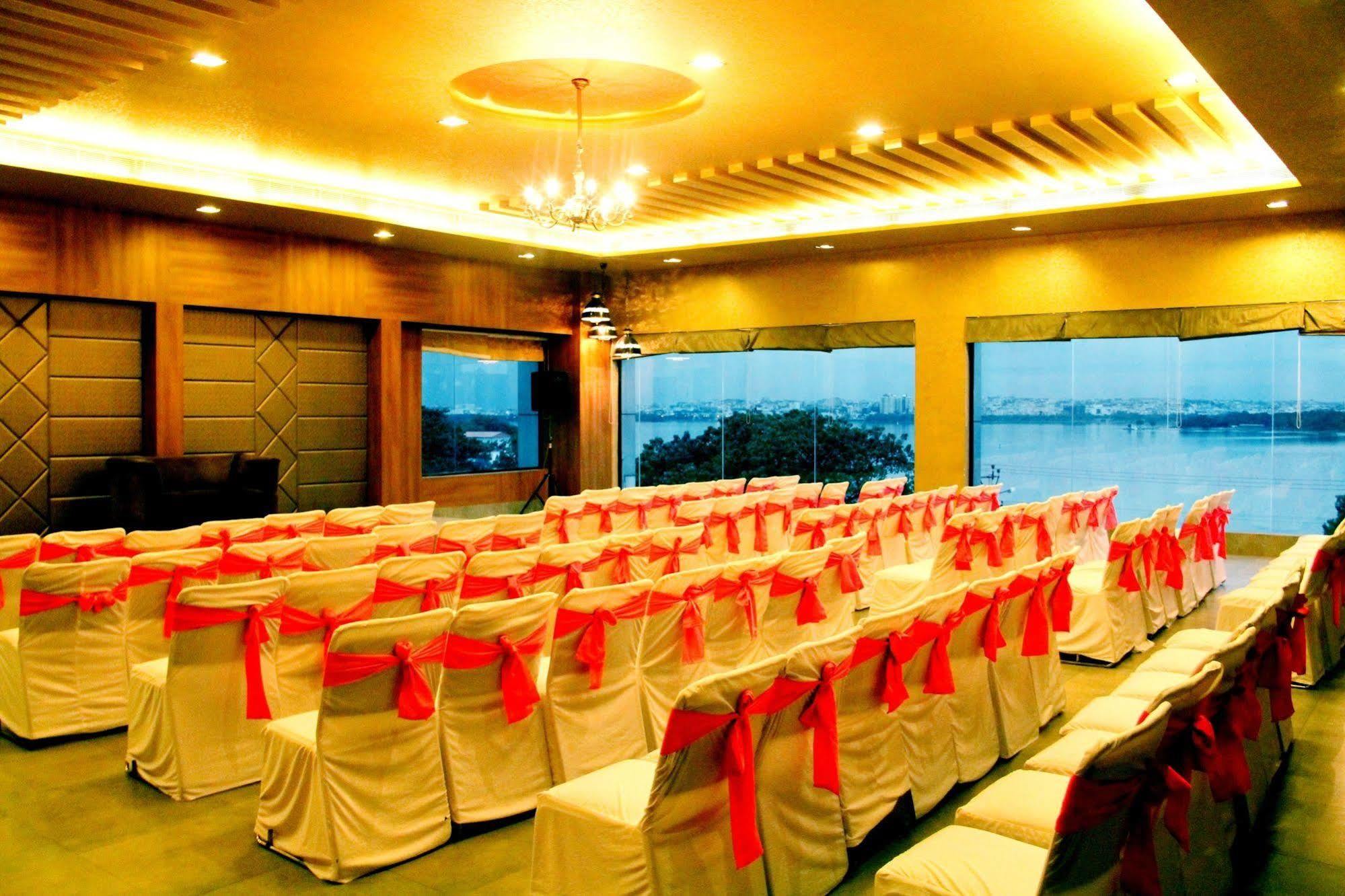 ​Justa Hyderabad Hotel Bagian luar foto